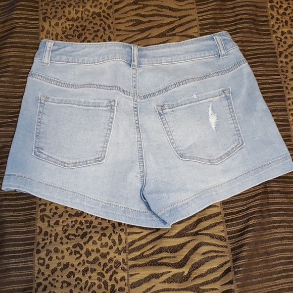💘3 for $10💘 SO Distressed light Jean shorts - Picture 2 of 3